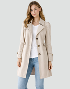 Gabardina de largo medio con cuello de solapa y detalle de botones