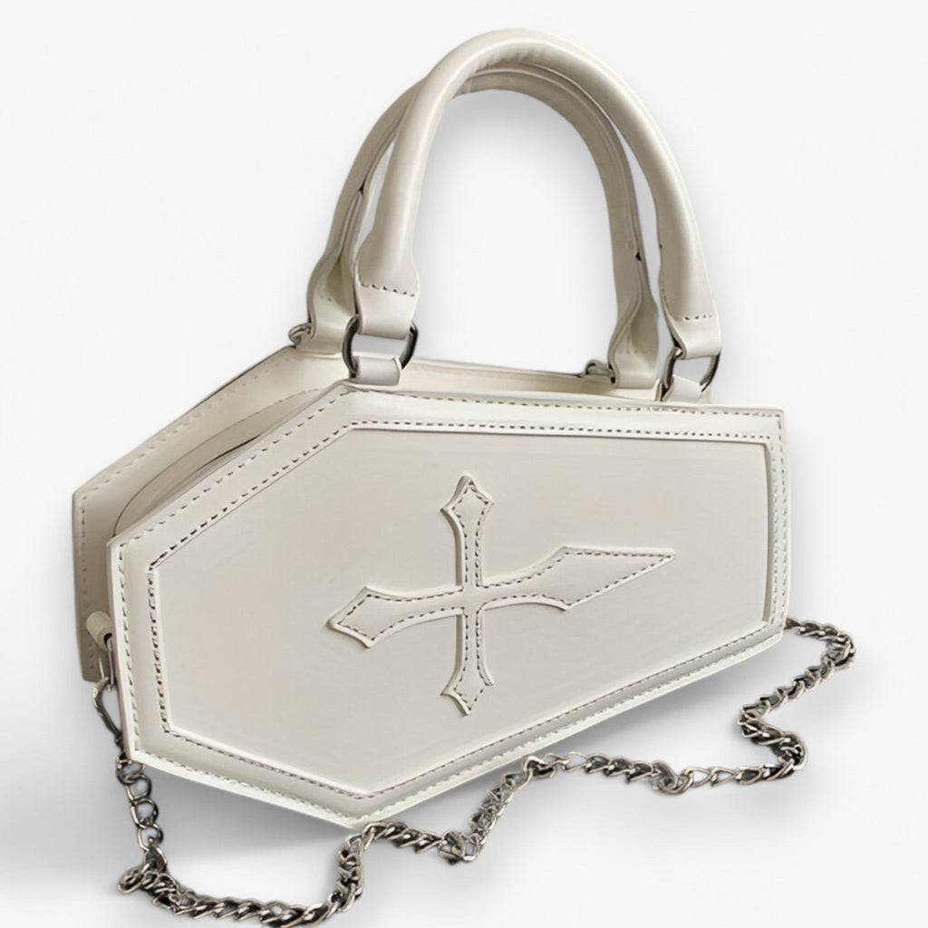 Bolso con forma de ataúd y cadena con detalles góticos