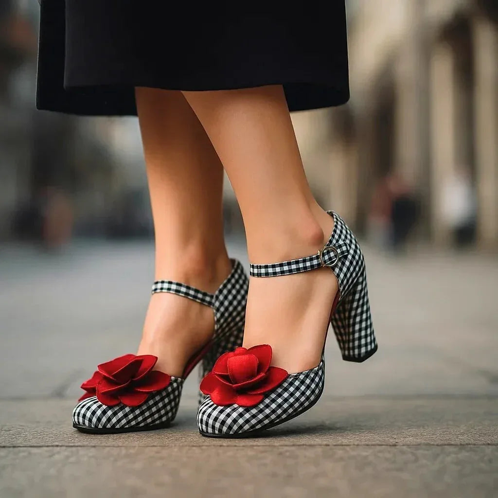 Tacones anchos de cuadros con detalle de rosa