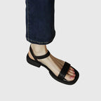 Sandaler i läderimitation med blockklack och dämpad innersula