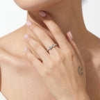 Anillo en tono plata con nudo infinito para el día a día