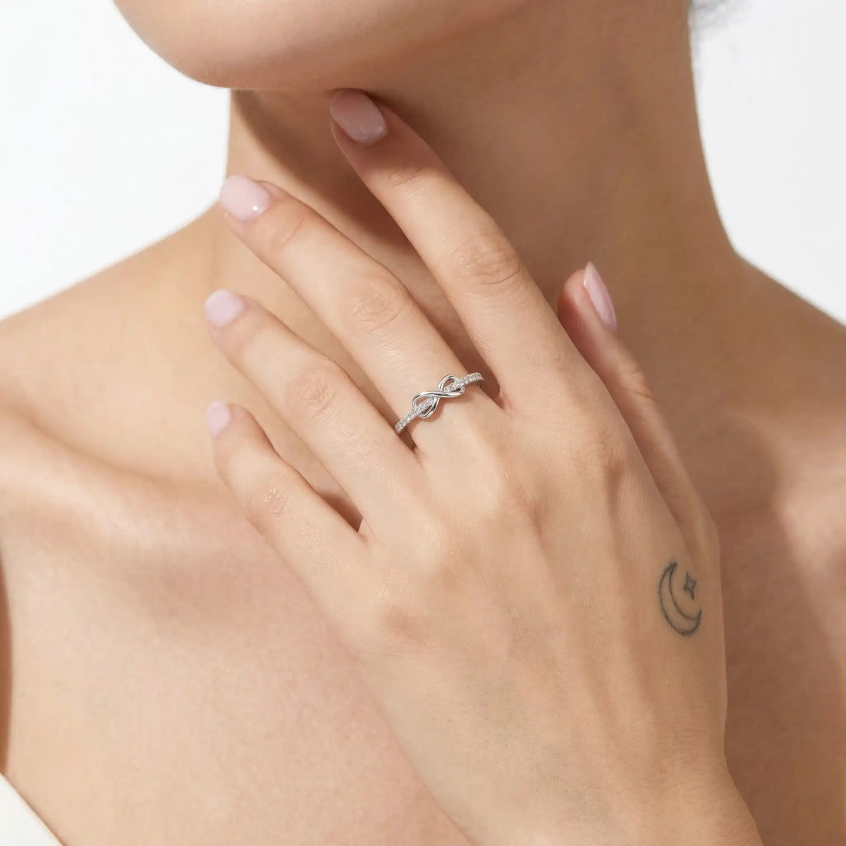 Anillo en tono plata con nudo infinito para el día a día