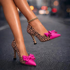 Tacones con estampado de leopardo y lazo en contraste