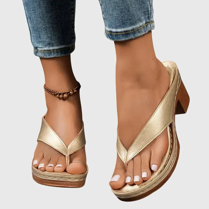 Sandaler med formad innersula och halkfritt grepp