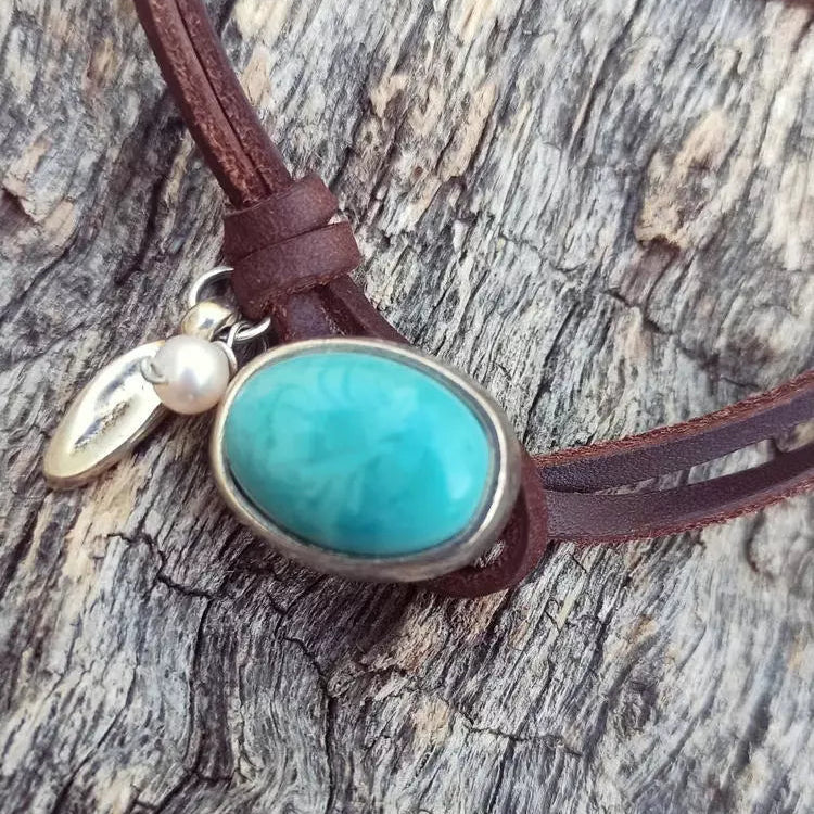 Vintagehalsband i flera lager med blågröna stenar och konstpärlor