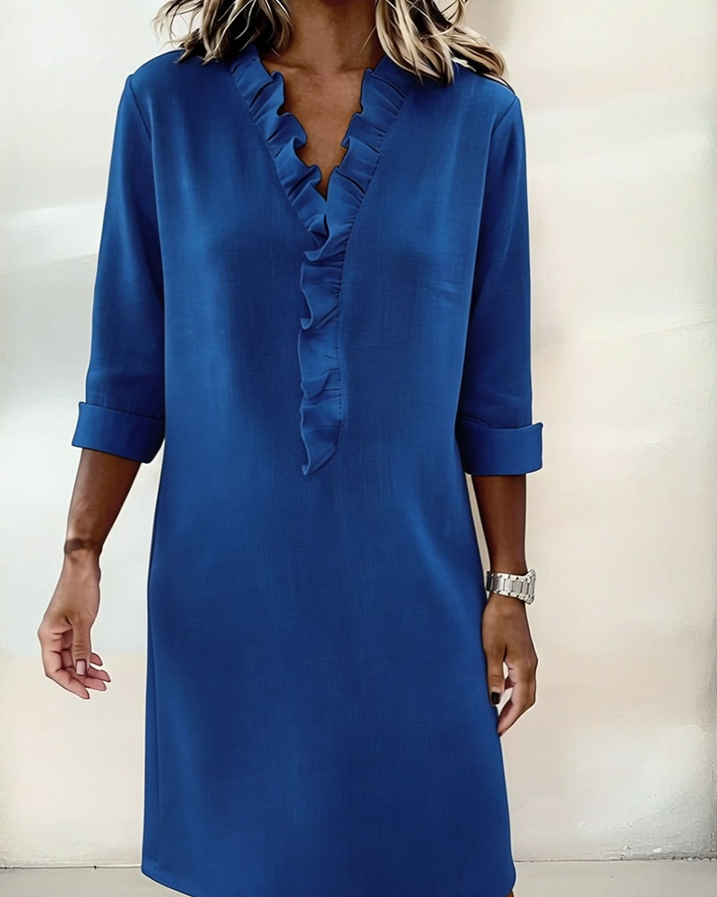 Vestido de algodón y lino con cuello de pico y detalle de volantes