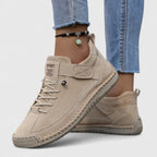 Sneakers med bred tåbox, skumsula och resårpaneler