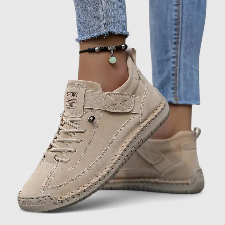Sneakers med bred tåbox, skumsula och resårpaneler