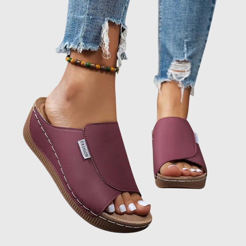 Sandaler i öppen design med svalkande känsla i tyg som andas