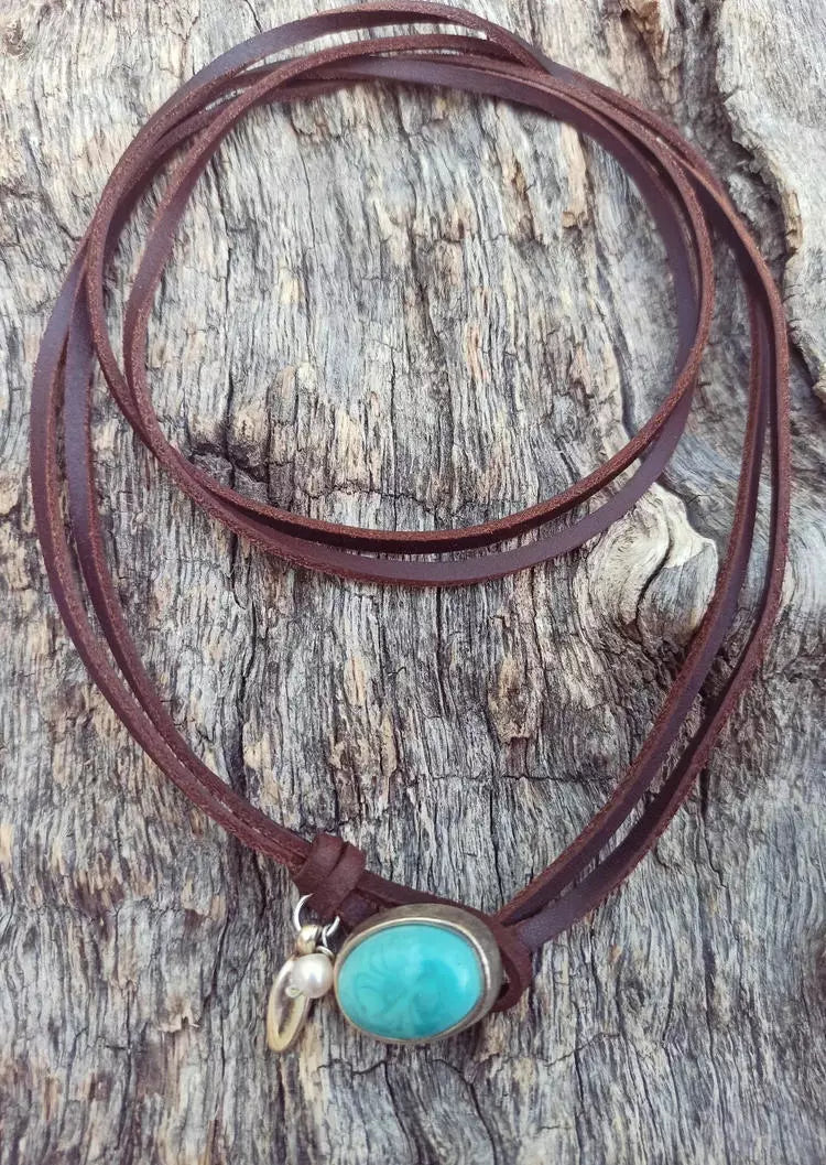 Vintagehalsband i flera lager med blågröna stenar och konstpärlor