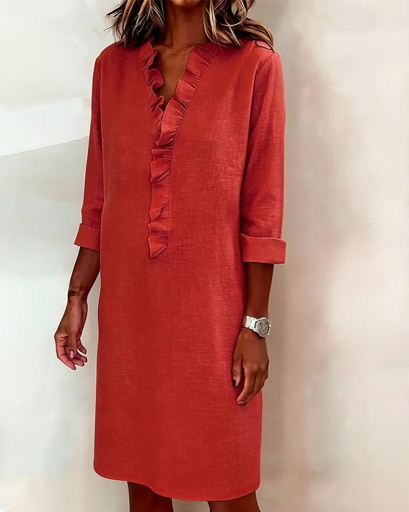 Vestido de algodón y lino con cuello de pico y detalle de volantes