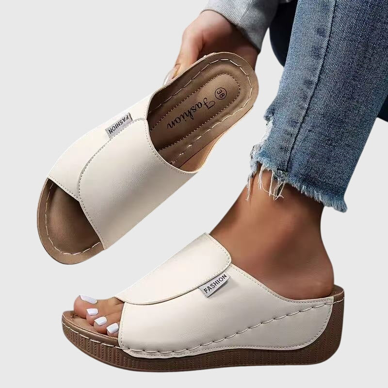 Sandaler i öppen design med svalkande känsla i tyg som andas