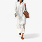 Vestido midi de encaje floral con mangas transparentes y cintura ajustada