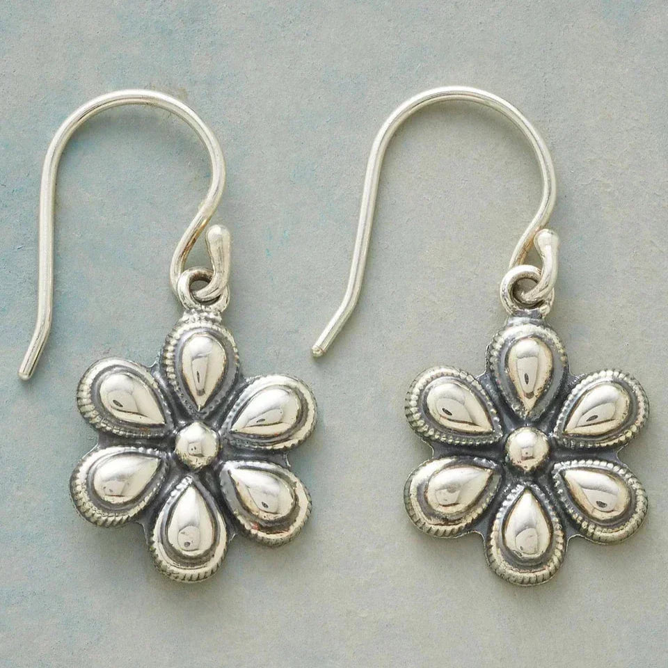 Vintage-Style Daisy Earrings in Silver Colour with Fresh Petals