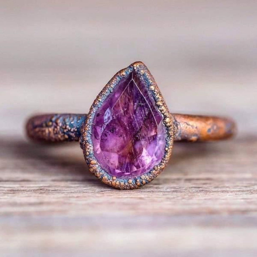 Ring med violett sten i naturlig look och enkel skena