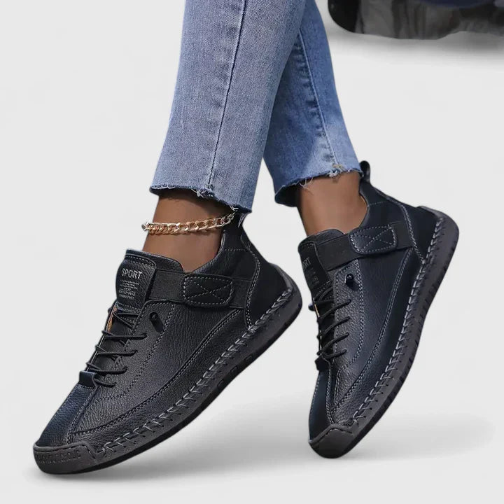 Sneakers med bred tåbox, skumsula och resårpaneler