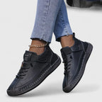 Sneakers med bred tåbox, skumsula och resårpaneler