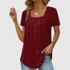 Blusa de verano con escote cuadrado y pliegues sutiles