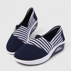 Randiga sneakers med ovandel som andas och halkfri sula
