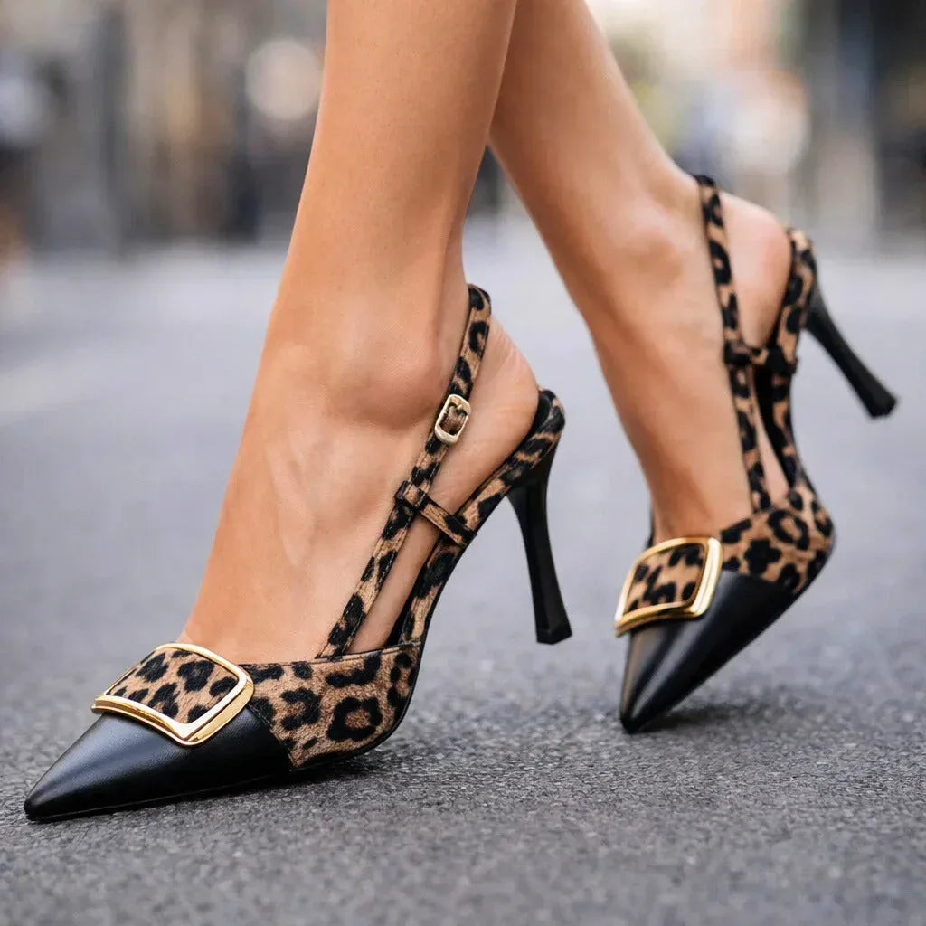 Tacones con estampado de leopardo y detalle de hebilla dorada