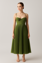 Plisserad midiklänning med hjärtformad urringning och tunna axelband