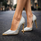Tacones efecto satén de flores con detalle dorado en la puntera
