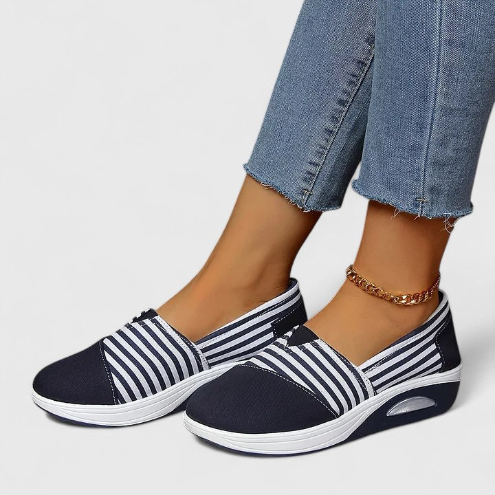 Randiga sneakers med ovandel som andas och halkfri sula