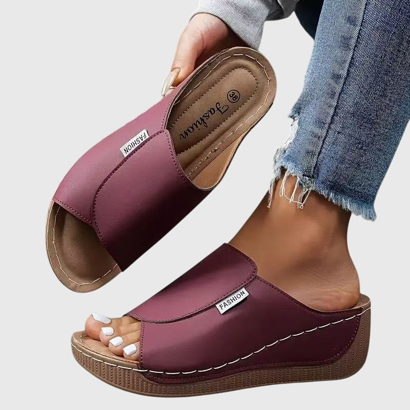 Sandaler i öppen design med svalkande känsla i tyg som andas