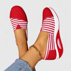 Randiga sneakers med ovandel som andas och halkfri sula