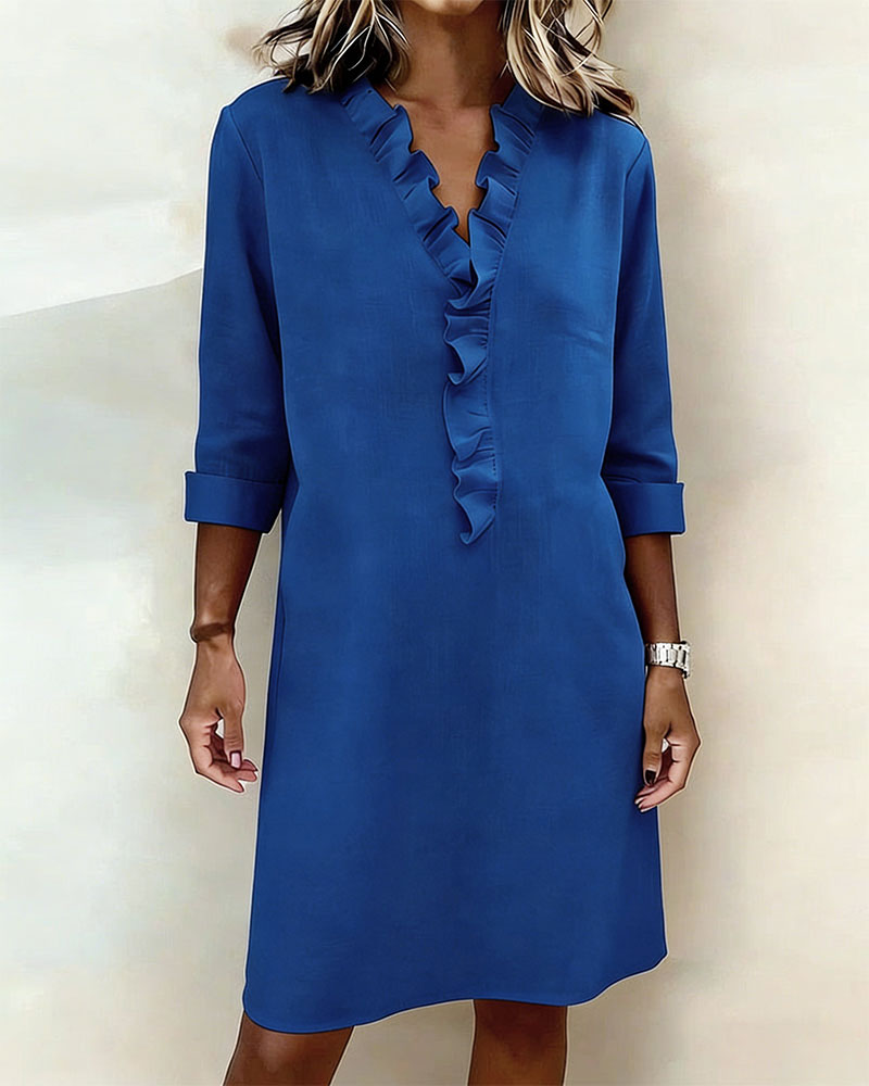 Vestido de algodón y lino con cuello de pico y detalle de volantes