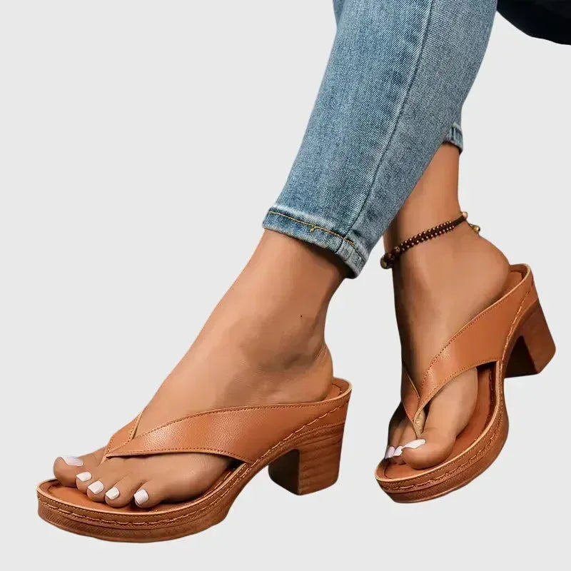 Sandaler med formad innersula och halkfritt grepp