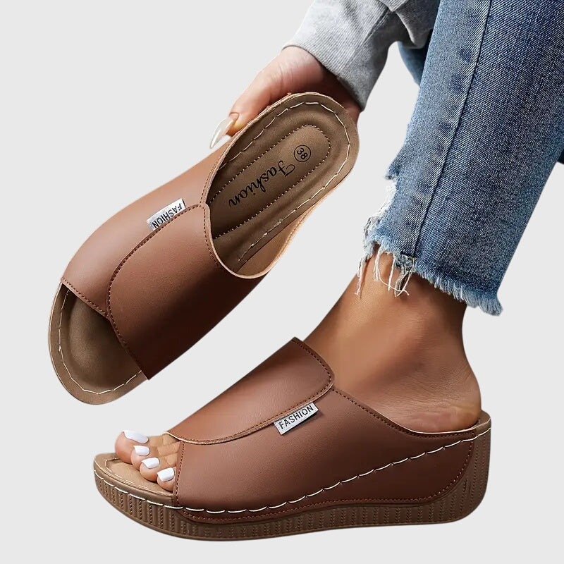 Sandaler i öppen design med svalkande känsla i tyg som andas