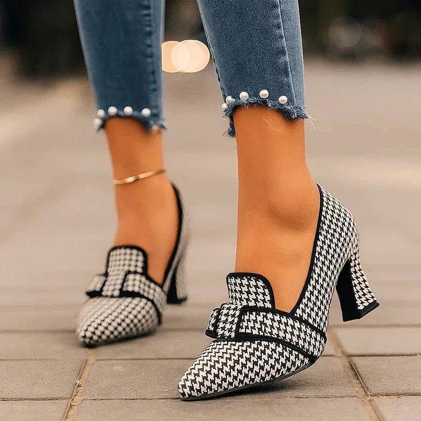 Pumps i hundtandsmönster med skulpterad blockklack