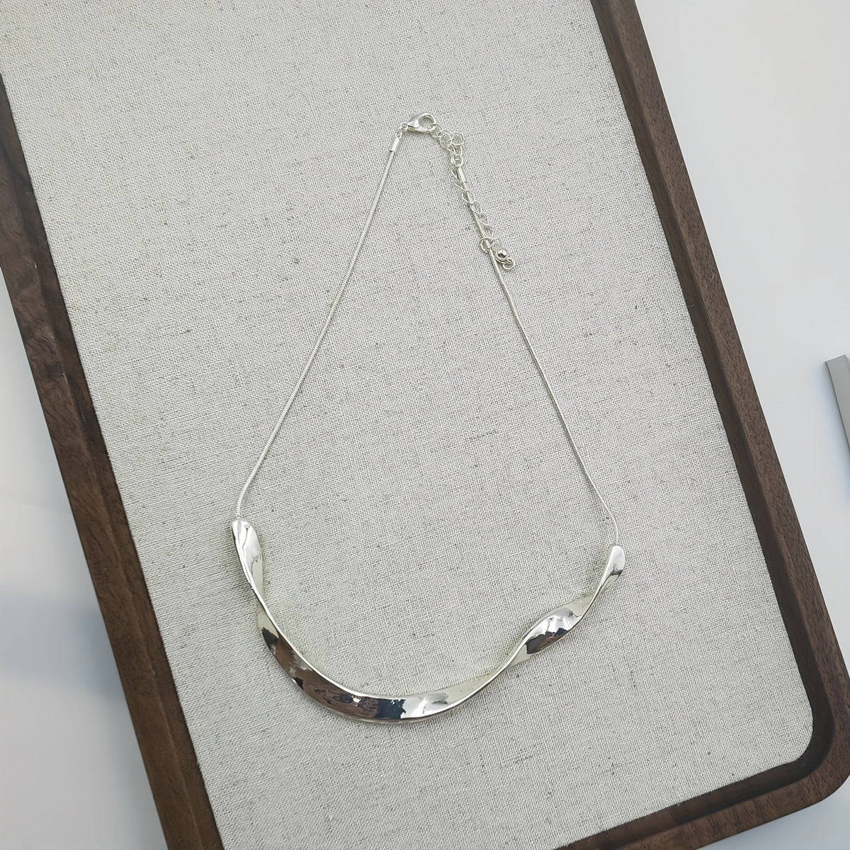 Skulpturalt polerat vintagekragehalsband i silverfärg