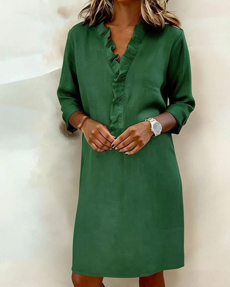 Vestido de algodón y lino con cuello de pico y detalle de volantes