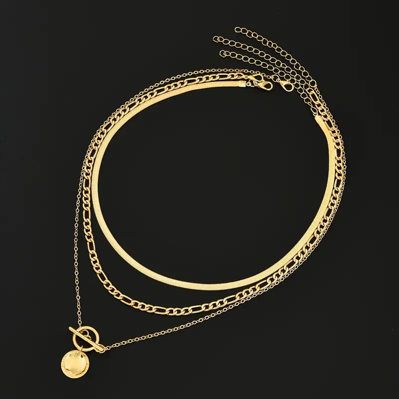 Flerlagrat halsband med strukturerade mynt i guldfärg och antik känsla