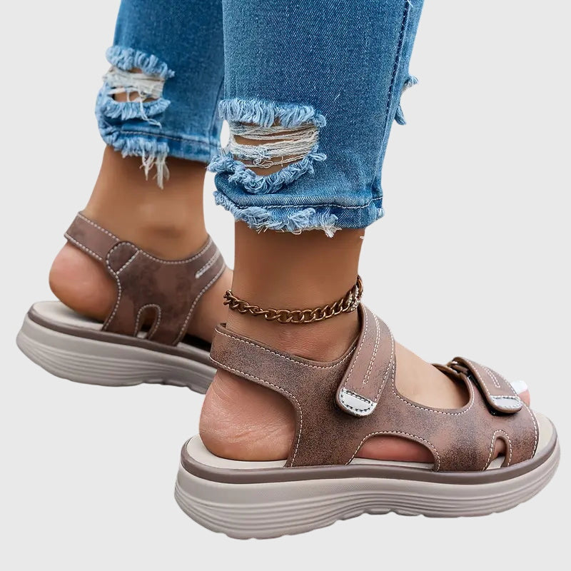 Sandaler med bred tåbox, dämpad innersula och greppsula