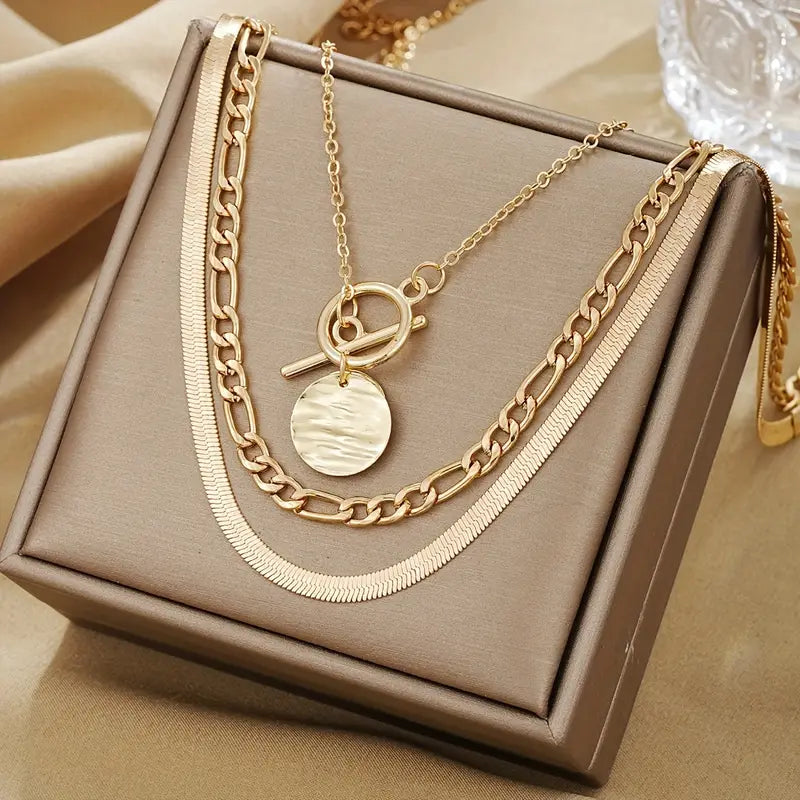 Flerlagrat halsband med strukturerade mynt i guldfärg och antik känsla