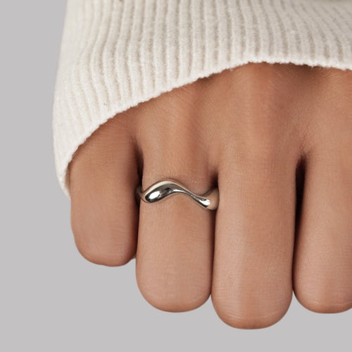 Anillo ajustable minimalista con onda y diseño abierto