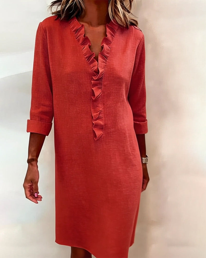 Vestido de algodón y lino con cuello de pico y detalle de volantes