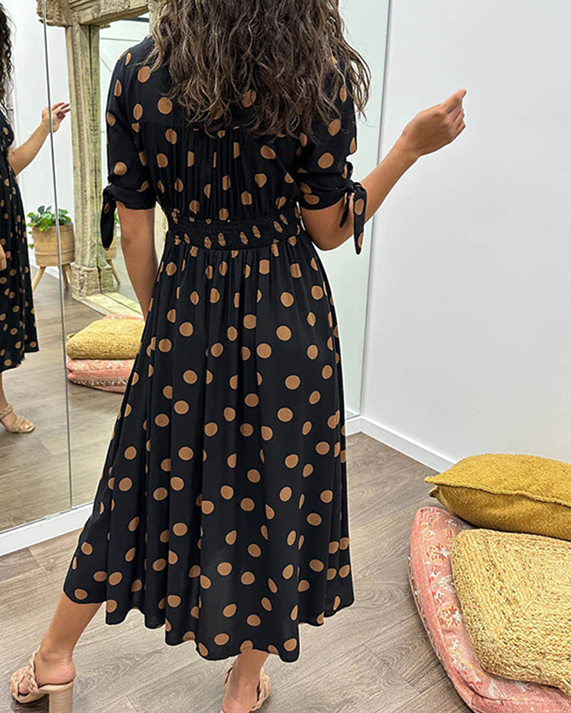 Vestido midi de lunares con cuello de pico y silueta evasé