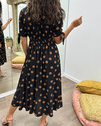 Vestido midi de lunares con cuello de pico y silueta evasé