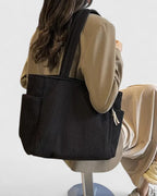 Strukturerad totebag med snördetalj och yttre fickor