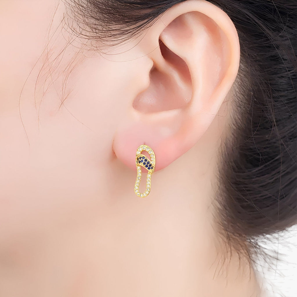 Pendientes de circonita con brillo sutil y diseño calado