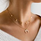 Halsband med månhänge och himmelsk charm i guldfärg