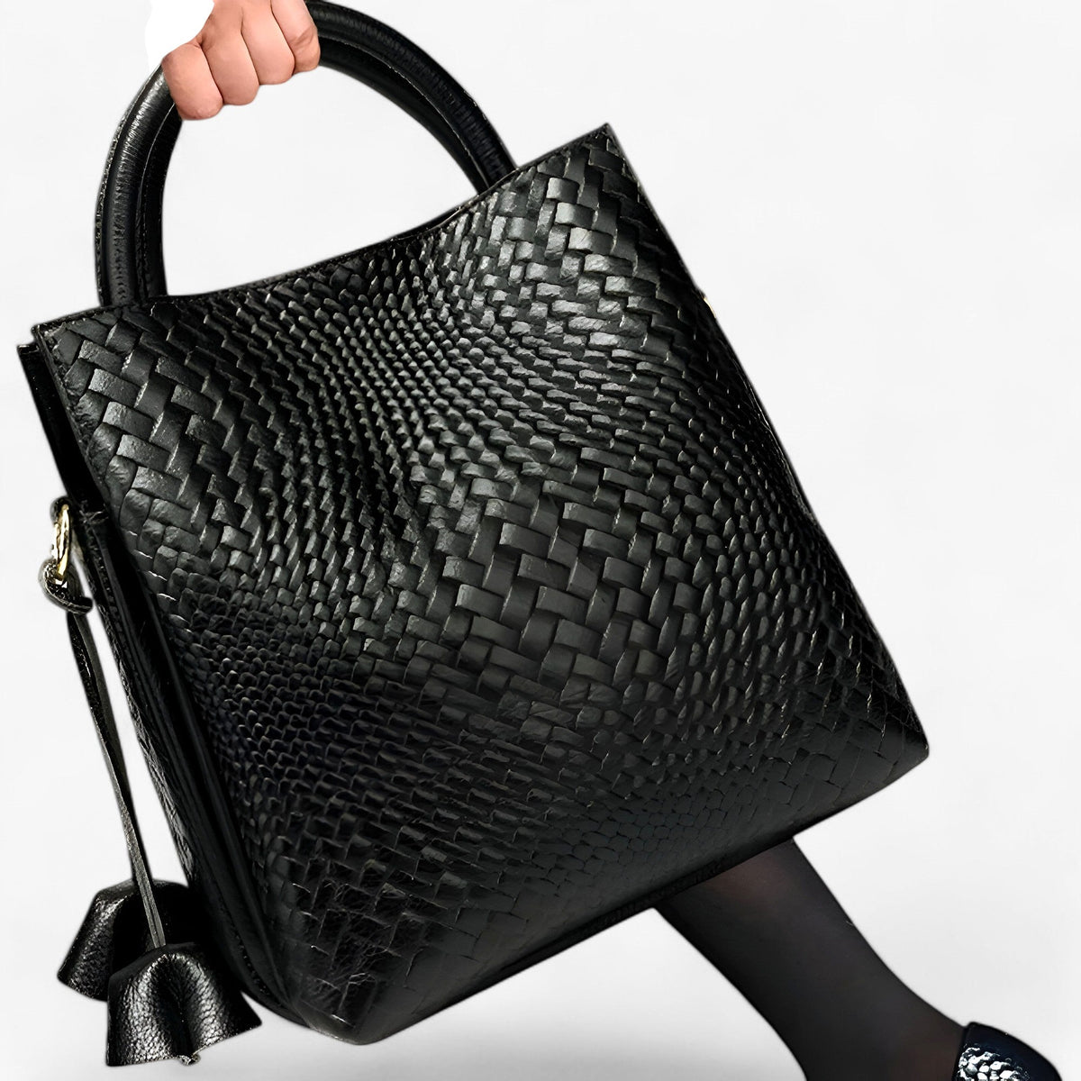 Structured Handbag with Compartments for Everyday Use
