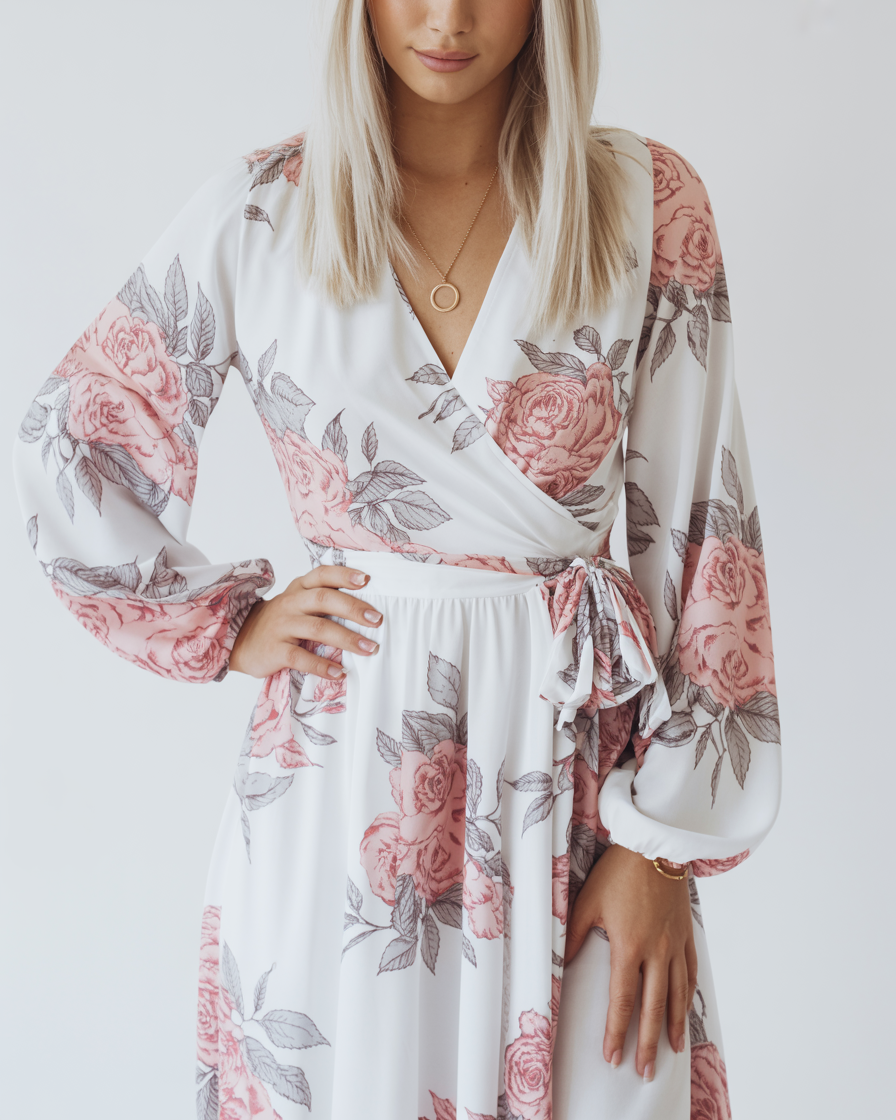 Vestido largo con estampado floral, cuello de pico y falda plisada