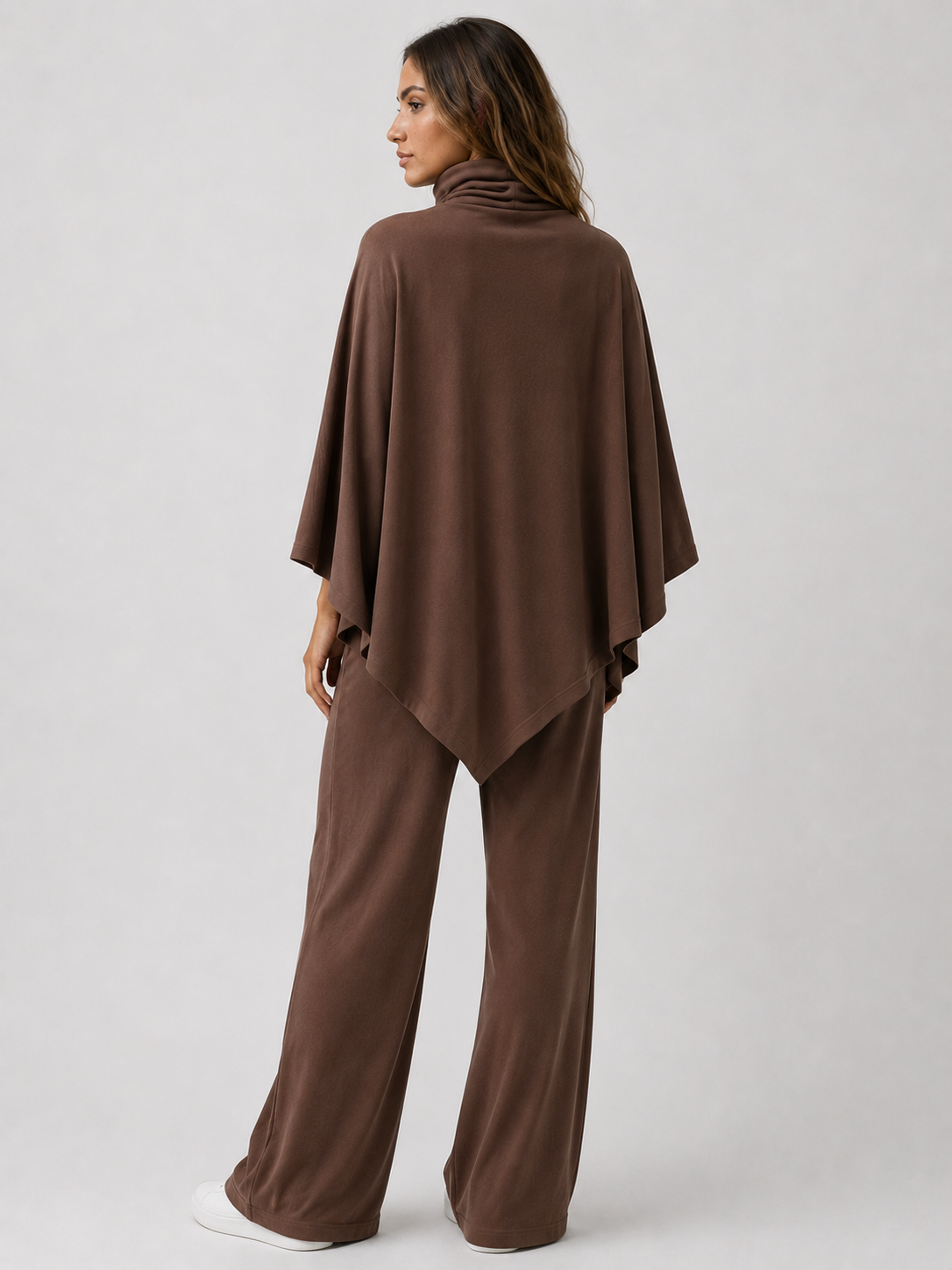 Conjunto de top poncho con cuello drapeado y pantalones rectos