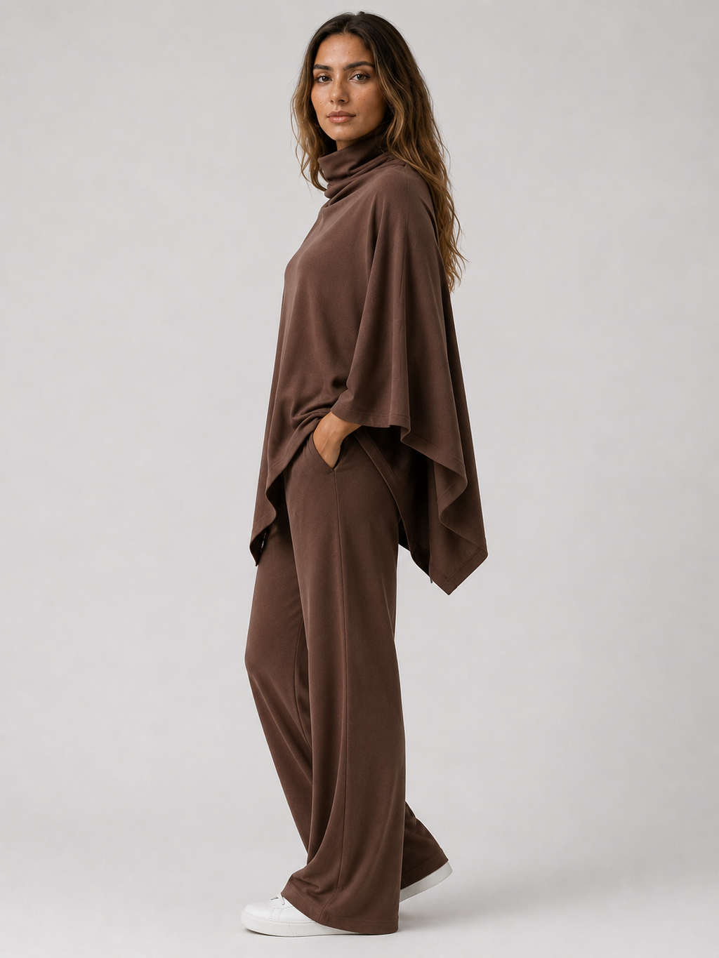 Conjunto de top poncho con cuello drapeado y pantalones rectos
