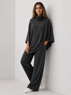 Conjunto de top poncho con cuello drapeado y pantalones rectos